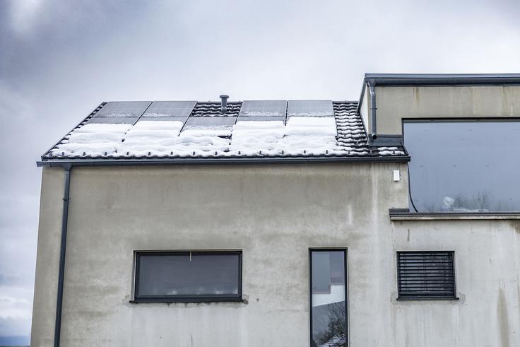Sneg naravno zdrsne s panelov – čiščenje običajno ni potrebno. | Foto: Ana Kovač