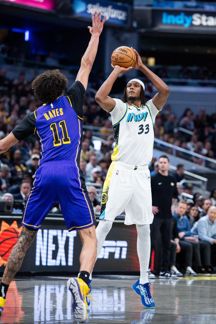 Prvi center Jezernikov Jaxson Hayes je skušal čim bolje pokriti stanovskega kolega pri Indiani Mylesa Turnerja. | Foto: Reuters