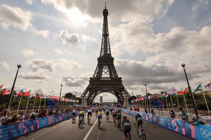 cestna dirka Pariz 2024 | Kolesarji so olimpijsko preizkušnjo začeli v neposredni bližini Eifflovega stolpa. | Foto Reuters