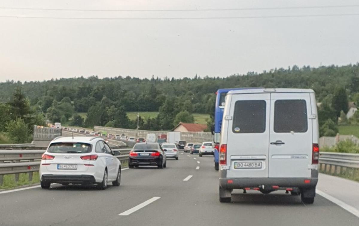Zastoj primorska avtocesta | Bralka, ki se ravno vrača z morja proti Ljubljani, nam je poslala fotografijo zastoja. | Foto Siol.net