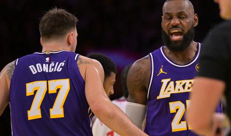 LeBron James ni mogel zadržati smeha #video