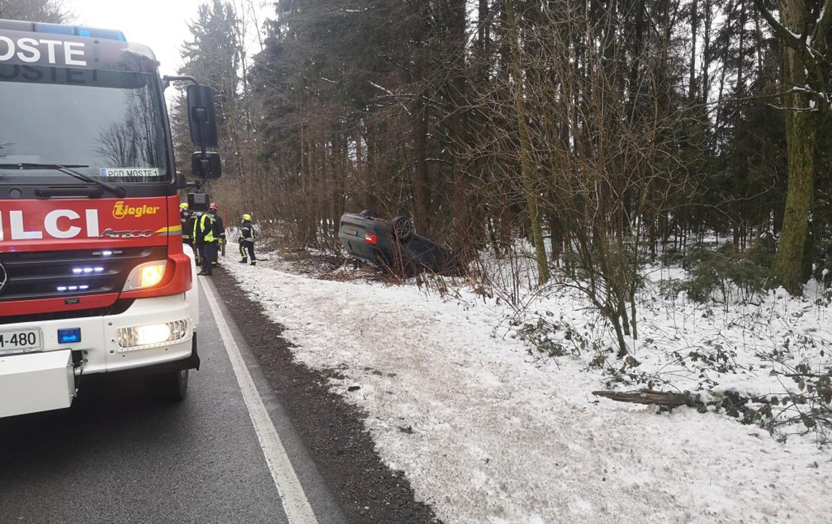 Nesreča | Reševalci NMP Kranj so voznika prevzeli in odpeljali na nadaljnje preiskave. | Foto PGD Moste