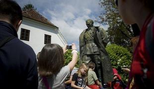 Tito med zbledelim spominom in blagovno znamko 