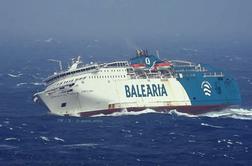 Ekstremne razmere na morju: turbulentna plovba s 1200 potniki #video