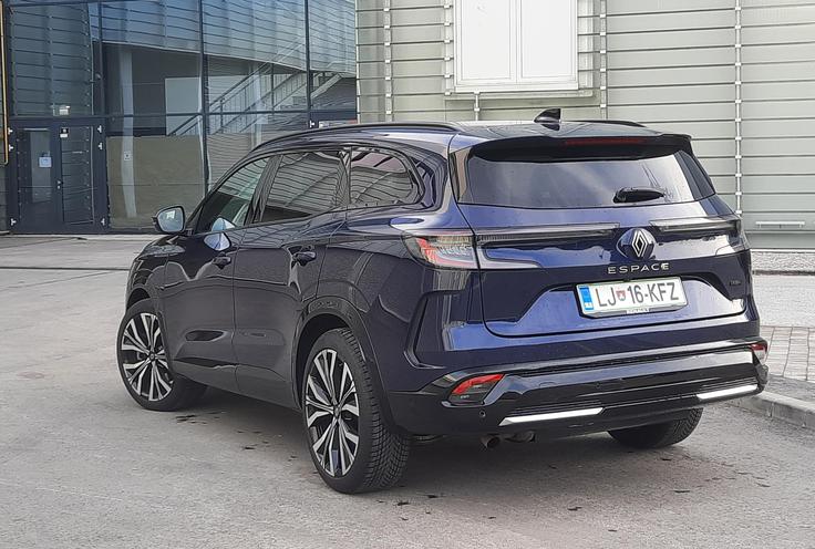 "Aha, to je austral karavan," je ugotovil mimoidoči, ko še ni zagledal napisa zadaj. Espace z dolgo karoserijo s pokončnimi petimi vrati res deluje kot karavan v podobi SUV. | Foto: Aleš Črnivec