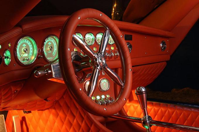 Spyker C8 je nizozemski avto iz začetka stoletja, ki ga je poganjal audijev osemvaljnik. Bolj kot sam avto je mnogim v oči padel volanski obroč s sredinskim delom v obliki letalskega propelerja. Izdelan je bil iz aluminija in brez zračnih blazin. Lahko bi rekli lep, a nič kaj preveč varen. | Foto: 