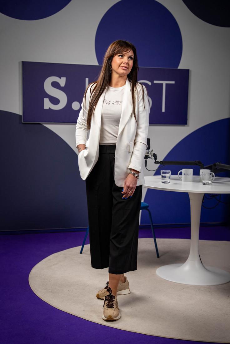 Voditeljica Eva Cimbola je bila v Spotkastu oblečena v oblačila RED by MANA. | Foto: Luka Petrič