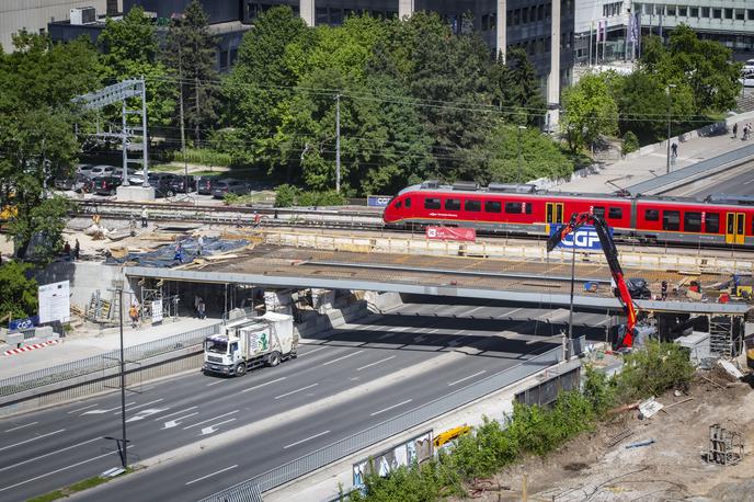 Gradbišče Emonika april 2024 | Velik izziv pri gradnji novega železniškega nadvoza nad Dunajsko cesto v Ljubljani je ohranjanje potniškega in tovornega železniškega prometa v Ljubljani. | Foto Bojan Puhek