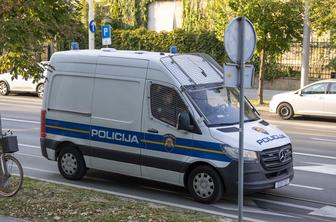 Po uporabi pirotehnike in bencina eksplozija v središču mesta