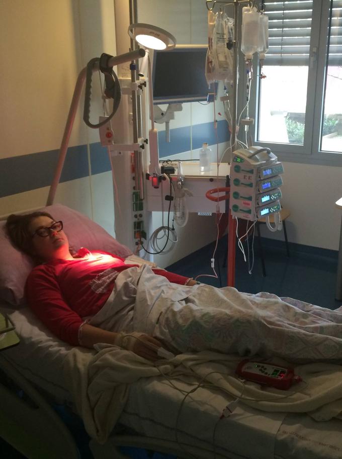 Vanja med zdravljenjem v izolirni sobi oranžne cone oddelka za hematologijo Kliničnega centra v Ljubljani, kjer je preživela 51 dni.  | Foto: Osebni arhiv
