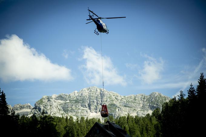 Hrano in preostale potrebščine jim dostavijo s helikopterjem.  | Foto: Ana Kovač