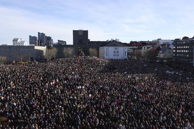 Protest proti plačnim razlikam med spoloma v islandski prestolnici Reykjavik 24. oktobra letos. Shoda se je udeležilo več tisoč žensk, vključno s premierko Katrin Jakobsdottir. | Foto: Guliverimage