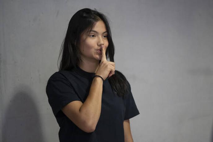 Emma Raducanu je našla mirnost, a še vedno jo presenetijo fotografi