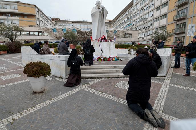 bolnišnica Gemelli, Rim, papež Frančišek v bolnišnici | Iz Vatikana so sporočili, da bodo naslednje obvestilo o papeževem zdravstvenem stanju verjetno objavili šele v ponedeljek, kar po navedbah AFP kaže na izboljšanje zdravstvenega stanja poglavarja Katoliške cerkve. | Foto Reuters