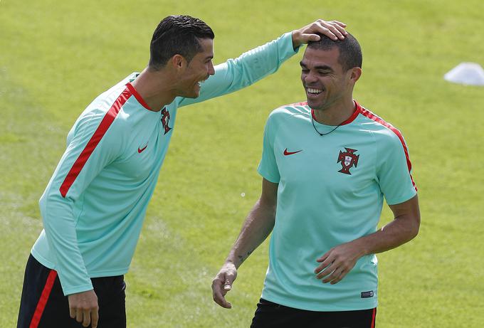 Bo Ronaldo danes na igrišču pogrešal (tudi klubskega) soigralca Pepeja?  | Foto: Reuters