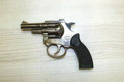 Celjan v le nekaj dneh izvedel tri rope: prodajalki grozil z revolverjem