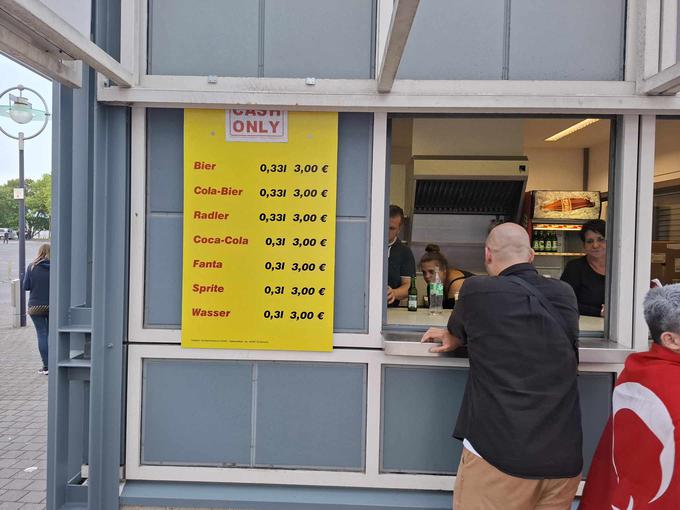 Zunaj parka, kanček proti stadionu, smo uzrli tudi gostinski kotiček z nekoliko zmernejšimi cenami. | Foto: R. P.