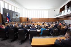 DZ potrdil skrajšani postopek za sporna predloga zakonov, opozicija kritična