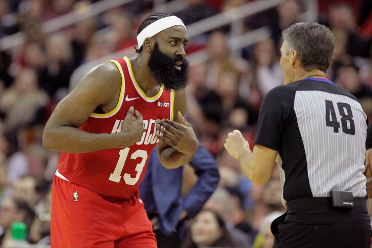 James Harden je na parket stopil z novo pričesko in navdušil z novim trojnim dvojčkom. | Foto: Reuters