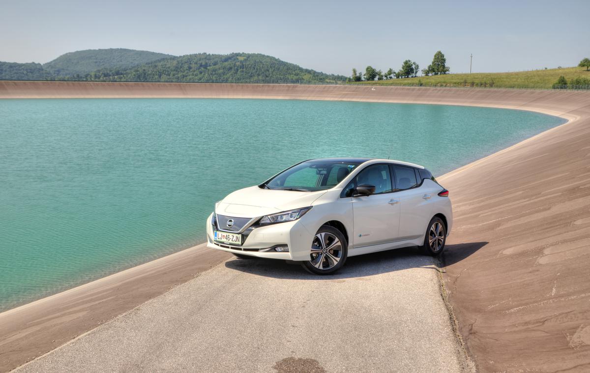 nissan leaf ČHE Avče | Nissan leaf z baterijo s kapaciteto 40 kilovatnih ur ob akumulacijskem jezeru na Kanalskem vrhu. Voda ima dovolj potencialne električne energije za 63 tisoč takih leafov. | Foto Nissan