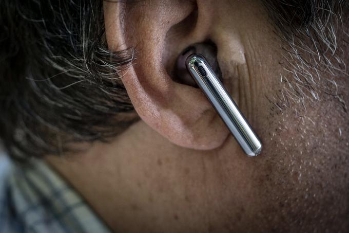 Slušalke Huawei FreeBuds 4 imajo obliko, ki je za nošenje prijaznejša kot pri slušalkah, ki se zasidrajo v ušesnem kanalu, a je zato učinkovito dušenje zvoka nekoliko drugačen izziv. | Foto: Ana Kovač