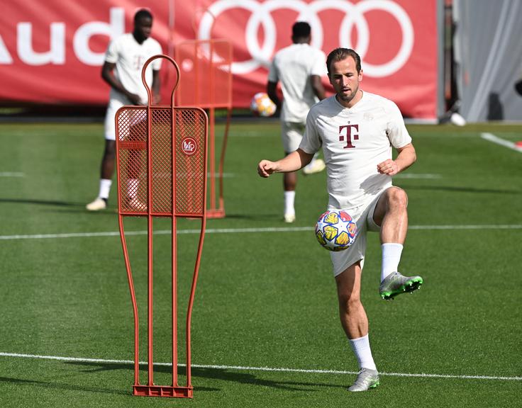 Harry Kane je stroj za gole, samo lovorike se ga izogibajo. To sezono je zabil kar 42 golov. | Foto: Reuters