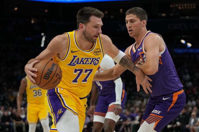 Luka Dončić, Los Angeles Lakers : Phoenix Suns | Los Angeles Lakersi so po košu nasprotnikov v zadnji sekundi utrpeli nov boleč poraz. | Foto Guliverimage