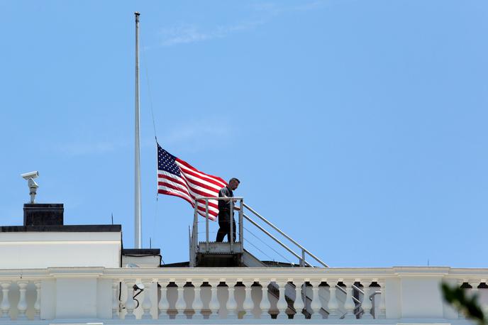 ZDA zastava na pol droga | Foto Reuters