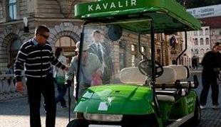Po središču Ljubljane nas je zapeljal čisto pravi Kavalir