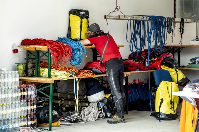 Nekaj opreme jim je uspelo rešiti, večina pa je uničena. Reševalna oprema potrebuje določene certifikate in mora biti v dobrem stanju.  | Foto: Ana Kovač