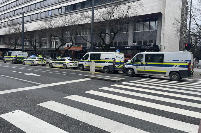 Bavarski dvor | Na Bavarskem dvoru je več policijskih vozil.  | Foto Siol.net