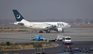 Pakistansko letalo zaradi incidenta preusmerili na drugo letališče