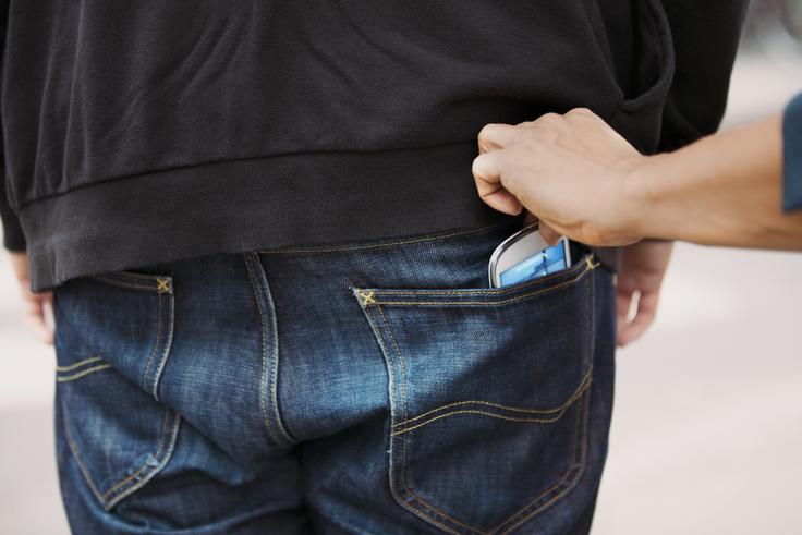 Izgubljen ali ukraden telefon, ki ga ni treba odkleniti, morebitnemu najditelju ali tatu vse osebne podatke o uporabniku - fotografije, stike, pogovore na Facebooku, celo mobilno bančništvo - namreč ponuja na pladnju.  | Foto: Thinkstock