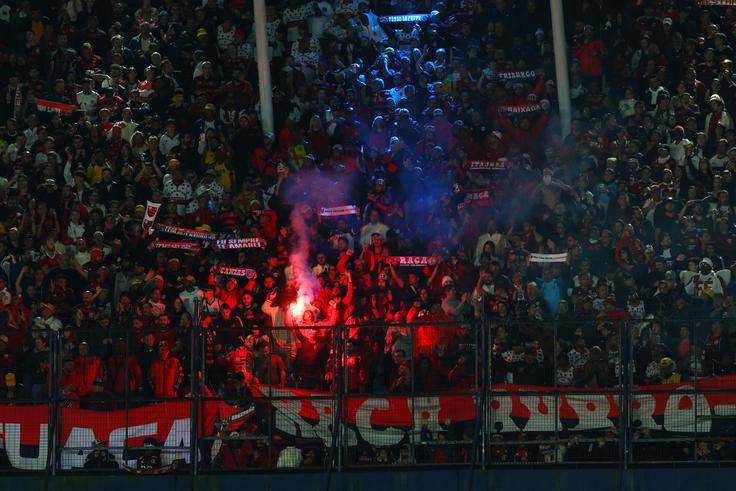 Navijačoi Flamenga na vročem gostovanju v Argentini. | Foto: Reuters
