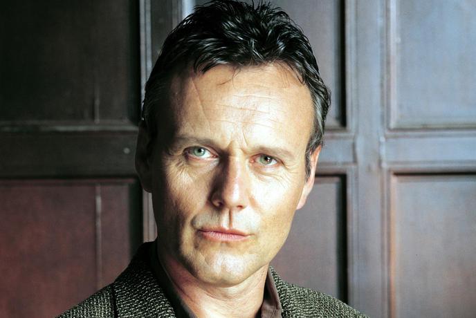 Umrl je britanski igralec Anthony Head, znan po vlogi v seriji Izganjalka vampirjev