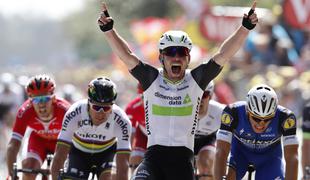 Cavendish prvi vodilni na Touru, Contador grdo padel