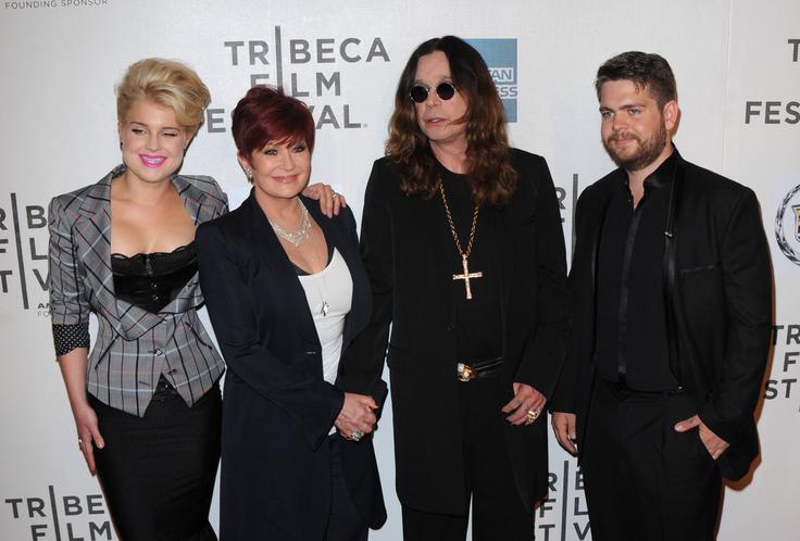 Družina Osbourne: hčerka Kelly, mama Sharon, oče Ozzy in sin Jack. Resničnostna oddaja o tej družini je bila zelo priljubljena pred leti, oboževala sta jo tudi Brad Pitt in Jennifer Aniston. | Foto: Guliverimage