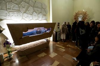 Zaradi papeževe smrti preložili zgodovinsko razglasitev svetnika