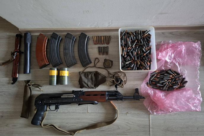 droga, orožje, zaseg, hišna preiskava | Odvzeli so mu prostost in ga pridržali.  | Foto PU Maribor
