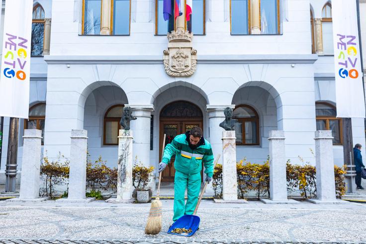 Urejanje površine pred Mestno hišo Novo mesto | Foto: Anita Petrič, Komunala Novo mesto