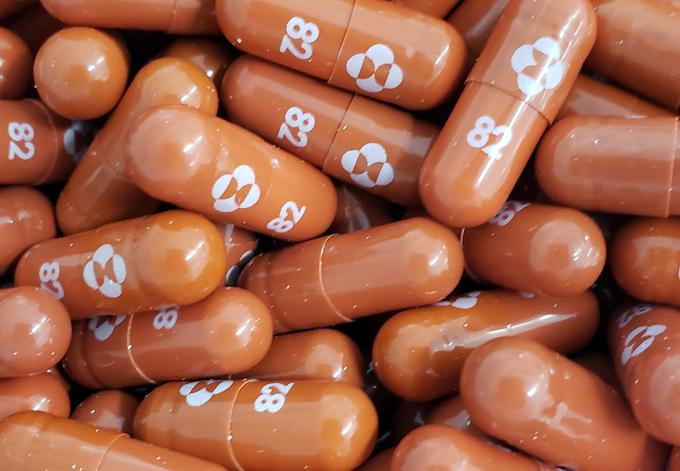 Iz podjetij Merck in Ridgeback Biotherapeutics so sporočili, da nameravajo čim prej vložiti prošnjo za odobritev zdravila za nujno uporabi v ZDA, ustrezne prošnje pa nasloviti tudi na pristojne regulatorje po vsem svetu. | Foto: Reuters