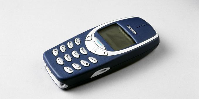 Nokia 3310 slovi kot proti udarcem, razpokam in praskam najodpornejši mobilni telefon vseh časov. Neuničljivost tega mobilnega telefona je postala tudi vir internetnega humorja.  | Foto: 