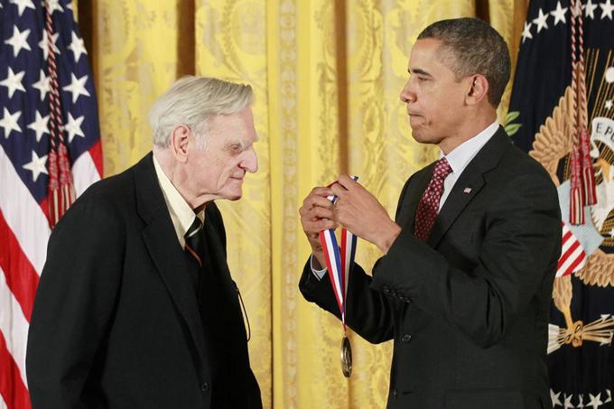 Nekdanji predsednik ZDA Barack Obama je leta 2011 Johnu Goodenoughu podelil nacionalno odlikovanje ZDA za dosežke na področju znanosti, najprestižnejše tovrstno priznanje v Združenih državah Amerike. | Foto: 