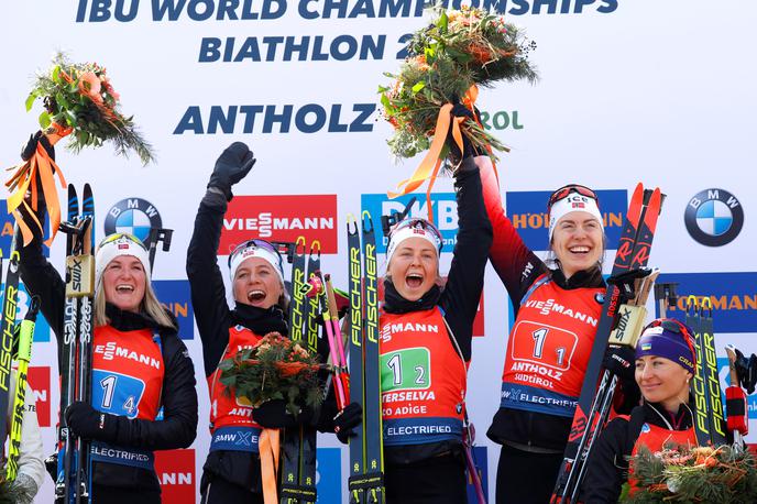 biatlon norvežanke | Norvežanke slavijo štafetni naslov svetovnih prvakinj. | Foto Reuters