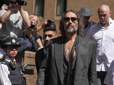 Russell Brand priznal spolne odnose s 16-letnico: "Bilo je izkoriščevalsko in sebično"