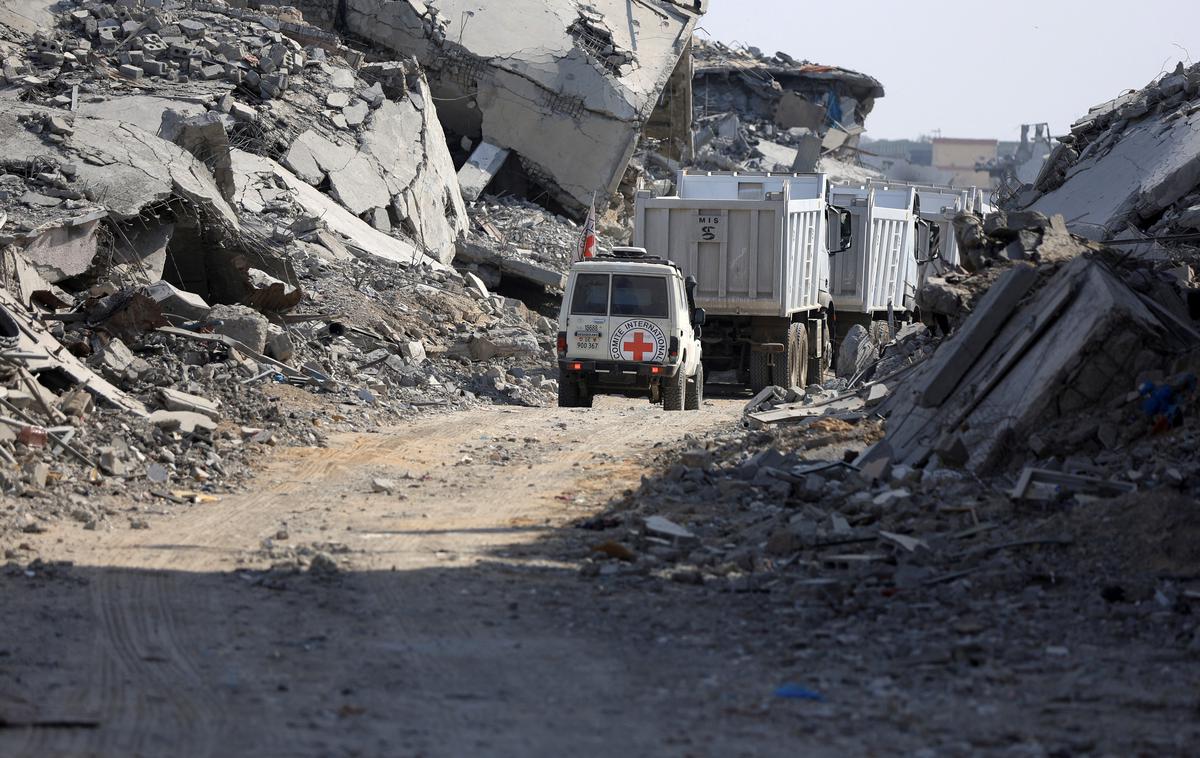 Gaza, Izrael, humanitarna pomoč, vojna, tanki | Po navedbah bolnišnice je to deseti sklop trupel, ki jih je vrnil Izrael. Skupno je ta od začetka premirja predal 285 trupel Palestincev, poroča francoska tiskovna agencija AFP. | Foto Reuters