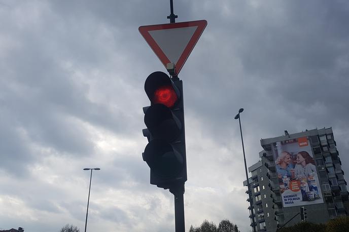 semafor | Prekrški vožnje skozi rdečo luč na semaforju so še vedno pogosti. Letos so jih policisti zabeležili že več kot pet tisoč. | Foto Gregor Pavšič
