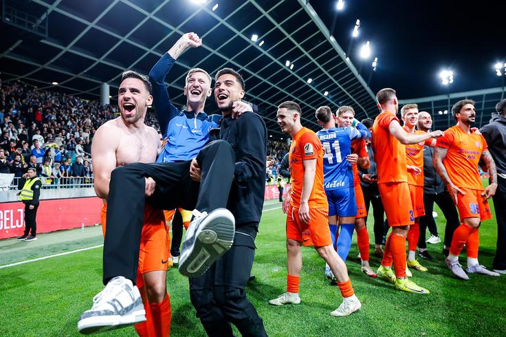 Celjane čaka v prihodnji sezoni pomembna "okrepitev", saj se bo na zelenice vrnil trenutno poškodovani Litovec Armandas Kučys, ki se je tako veselil s soigralci v Stožicah. | Foto: Aleš Fevžer