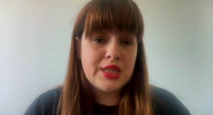  Chloé Ridel, ki je poudarila odgovornost tistih, ki imajo moč: "To so ljudje, ki imajo moč, da dejansko nekaj spremenijo – nasproti tistim, ki se vsak dan borijo na terenu, da bi pomagali ljudem, ki so mučeni in ubijani v tem strašnem genocidu." Dodala je, da je v današnji politični realnosti težko najti voditelje, ki bi spregovorili odkrito: "Pogosto ne upajo izreči niti besede genocid. Eden redkih, ki si upa spregovoriti, je slovenski predsednik vlade Robert Golob." | Foto: Mateja Trunk Hrvatin