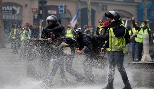 Pariz: Protesti proti visokim cenam bencina, policija uporabila tudi solzivec